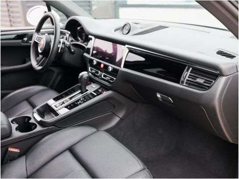 Certified 2025 Porsche Macan image 27