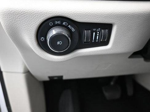 Used 2023 Chrysler Pacifica Touring-L FWD image 12