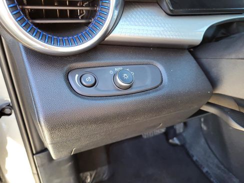 Used 2025 Chevrolet Trax LT w/ LT Convenience Package image 17