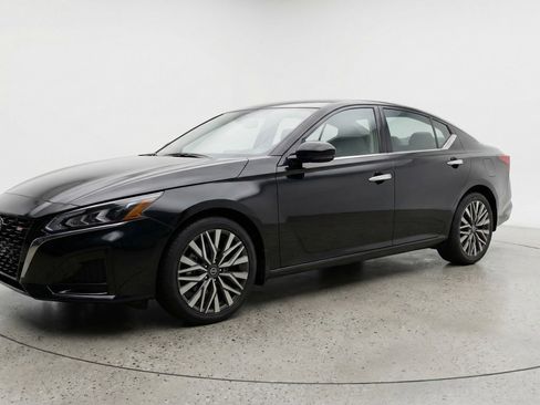 Used 2025 Nissan Altima 2.5 SV image 3