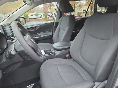 Used 2019 Toyota RAV4 LE image 14