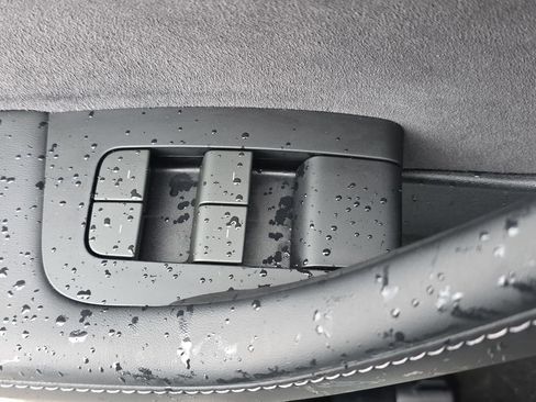 Used 2024 Tesla Model Y Performance image 32