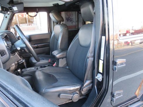 Used 2017 Jeep Wrangler Unlimited Sahara AWD/4WD image 14