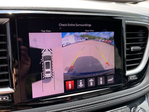 Used 2025 Chrysler Pacifica Select FWD image 34