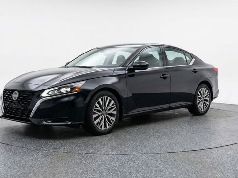 Used 2025 Nissan Altima 2.5 SV image 3
