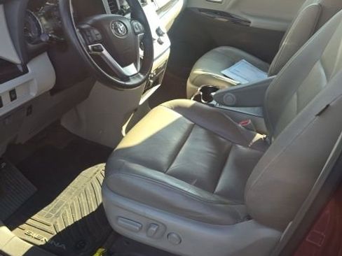 Used 2016 Toyota Sienna XLE image 7