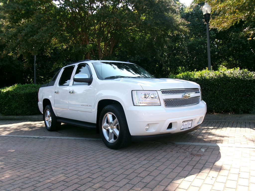 Used 2011 Chevrolet Avalanche LT RWD image 4