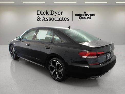 Used 2021 Volkswagen Passat 2.0T R-Line image 5