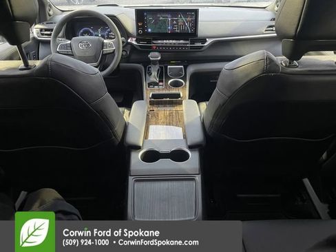 Used 2025 Toyota Sienna Platinum image 17