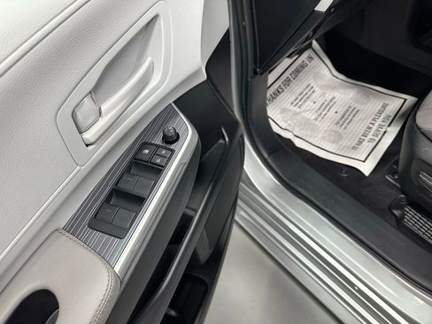 Used 2025 Toyota Sienna LE image 9