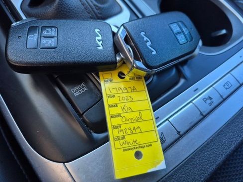 Used 2023 Kia Carnival LX image 27