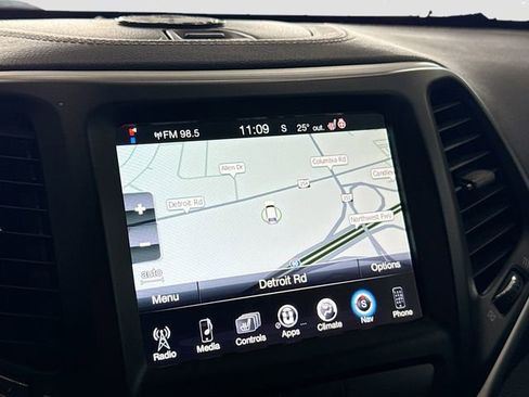 Used 2018 Jeep Cherokee Latitude Plus w/ Cold Weather Group image 14