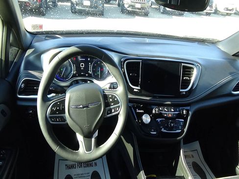 Used 2026 Chrysler Pacifica Limited FWD image 14
