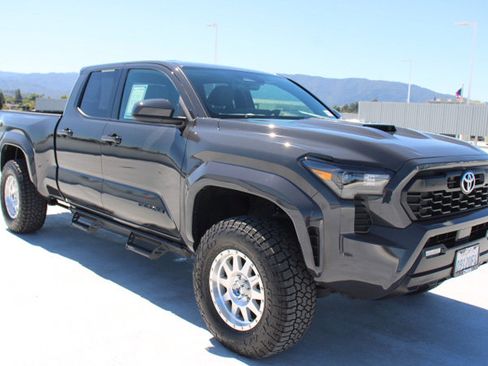 Used 2025 Toyota Tacoma TRD Sport image 2