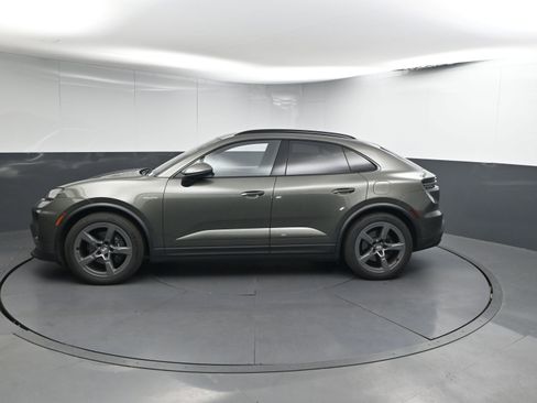 Certified 2025 Porsche Macan 4 Electric image 2