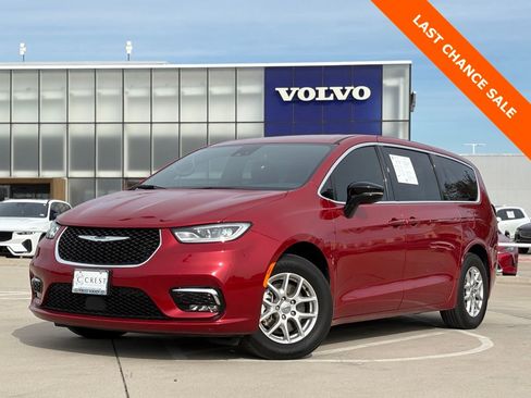 Used 2025 Chrysler Pacifica Select image 1