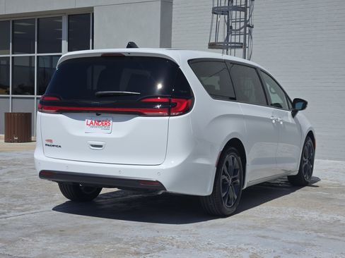 New 2026 Chrysler Pacifica Select image 4