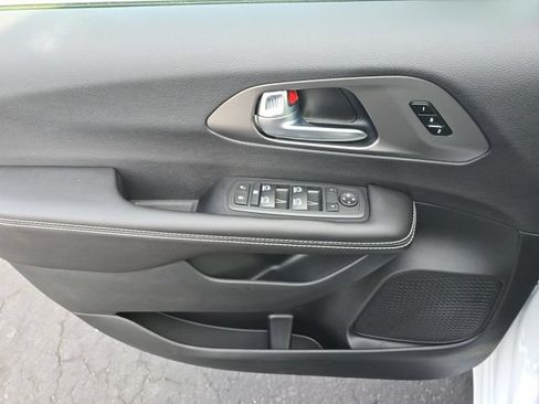 New 2027 Chrysler Pacifica Select AWD/4WD image 9