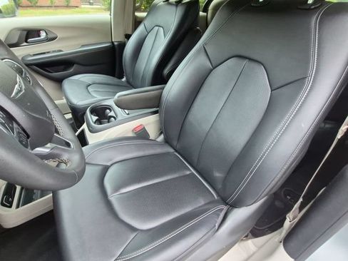 Used 2024 Chrysler Pacifica Touring-L FWD image 11