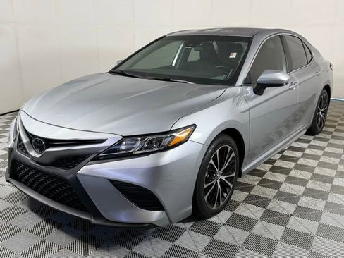 Used 2019 Toyota Camry SE image 2
