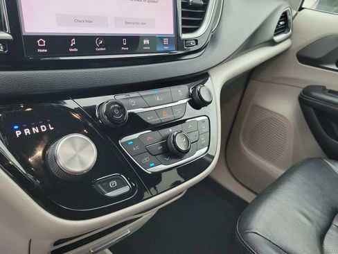 Used 2022 Chrysler Pacifica Touring-L FWD image 28