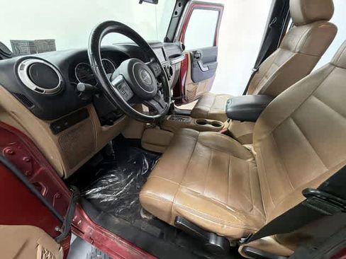 Used 2012 Jeep Wrangler Unlimited Rubicon w/ Dual Top Group AWD/4WD image 12
