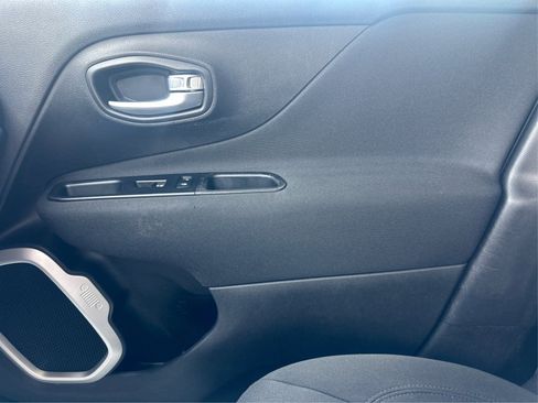 Used 2019 Jeep Renegade Latitude image 32