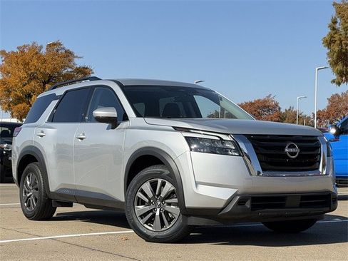 Used 2024 Nissan Pathfinder SV image 2