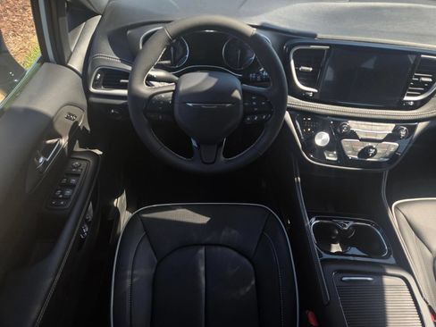 New 2027 Chrysler Pacifica Limited FWD image 7