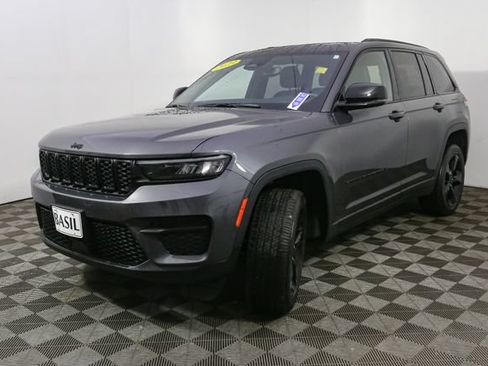 Used 2023 Jeep Grand Cherokee Altitude AWD/4WD image 5