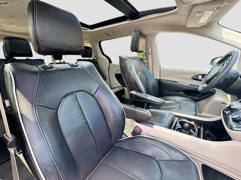 Used 2022 Chrysler Pacifica Limited w/ Uconnect Theater Family Group AWD/4WD image 32