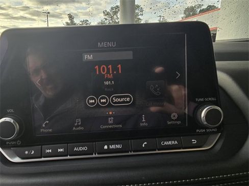 Used 2025 Nissan Rogue S image 5