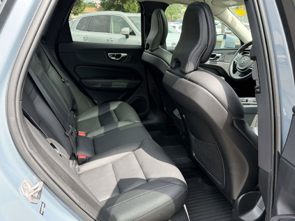 Used 2022 Volvo XC60 B5 Momentum w/ Climate Package AWD/4WD image 13