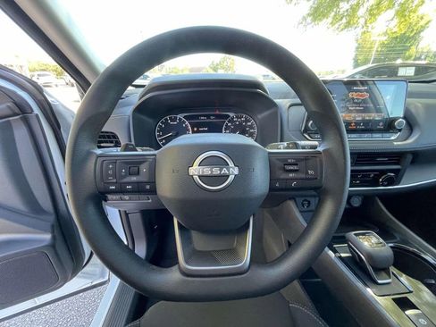 Used 2025 Nissan Rogue S image 17