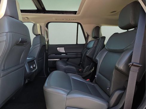 Used 2025 Ford Expedition Active AWD/4WD image 11