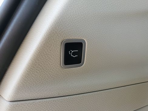 Used 2024 Chrysler Pacifica Touring-L FWD image 23