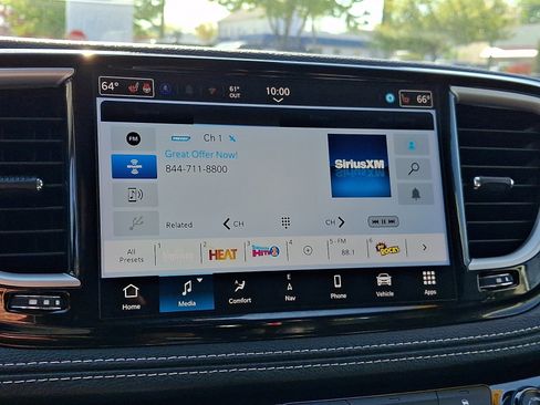 Used 2024 Chrysler Pacifica Limited FWD image 18