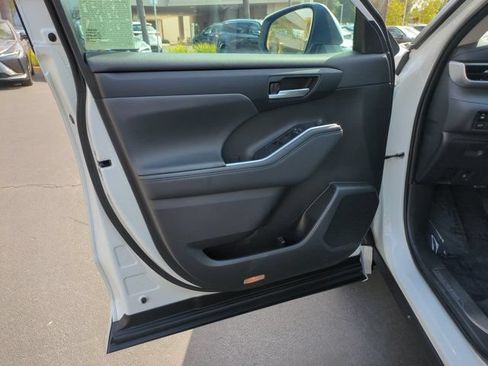 Used 2023 Toyota Highlander XLE FWD image 14