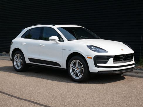 Used 2025 Porsche Macan image 29