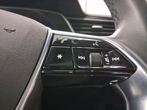 Used 2022 Audi e-tron Premium Plus w/ Premium Plus Package image 19