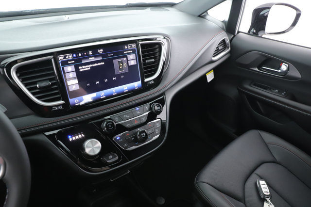 New 2027 Chrysler Pacifica Select FWD image 26