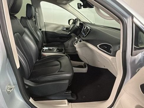 Used 2023 Chrysler Pacifica Touring-L FWD image 30