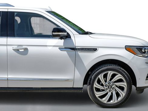 Used 2023 Lincoln Navigator L Reserve AWD/4WD image 7