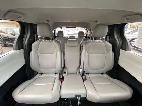 Used 2025 Toyota Sienna XLE image 43