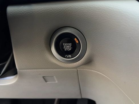 Used 2018 Chrysler Pacifica Touring-L Plus FWD image 32