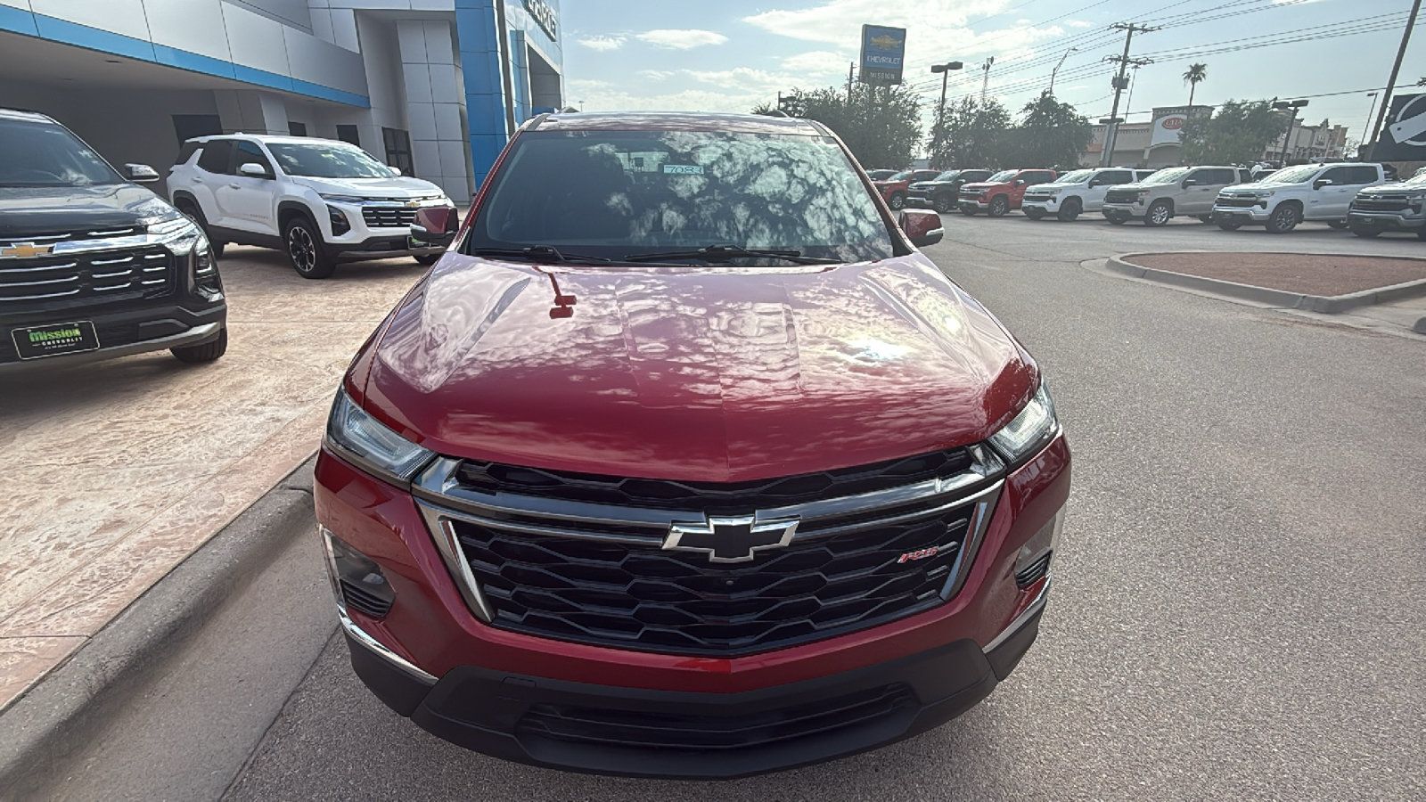 Used 2023 Chevrolet Traverse RS FWD image 2