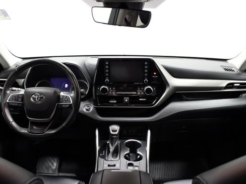 Used 2022 Toyota Highlander XLE AWD/4WD image 22