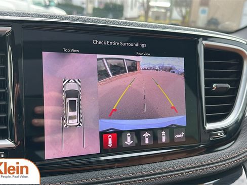 Used 2024 Chrysler Pacifica Pinnacle w/ Trailer Tow Group image 23