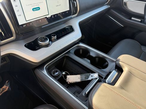 Used 2025 Ford Expedition Active image 13