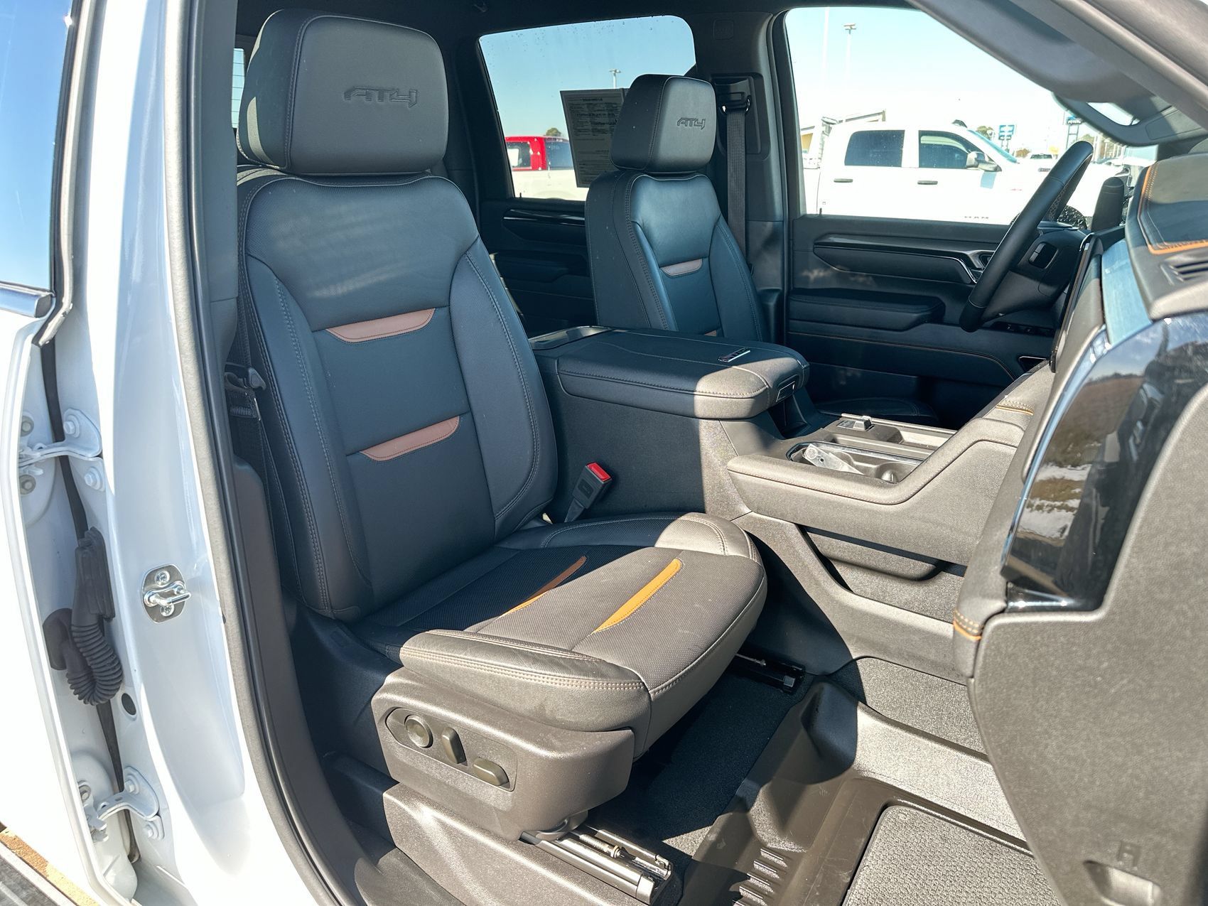 Used 2025 GMC Sierra 3500 AT4 w/ AT4 Preferred Package AWD/4WD image 25
